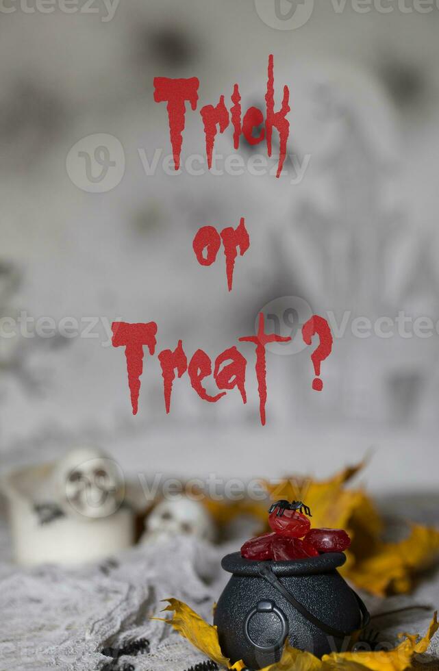 truc of traktatie - snoepjes in ketels voor halloween. foto