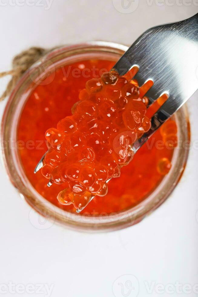 rood kaviaar Aan een metaal vork. foto
