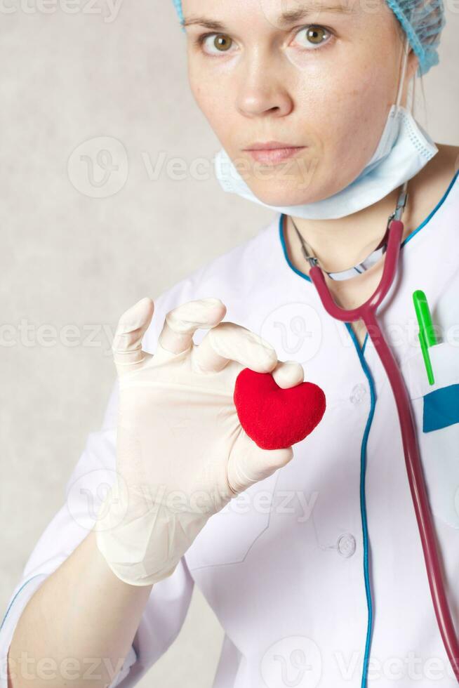 een rood pluche hart in de hand- van een dokter foto