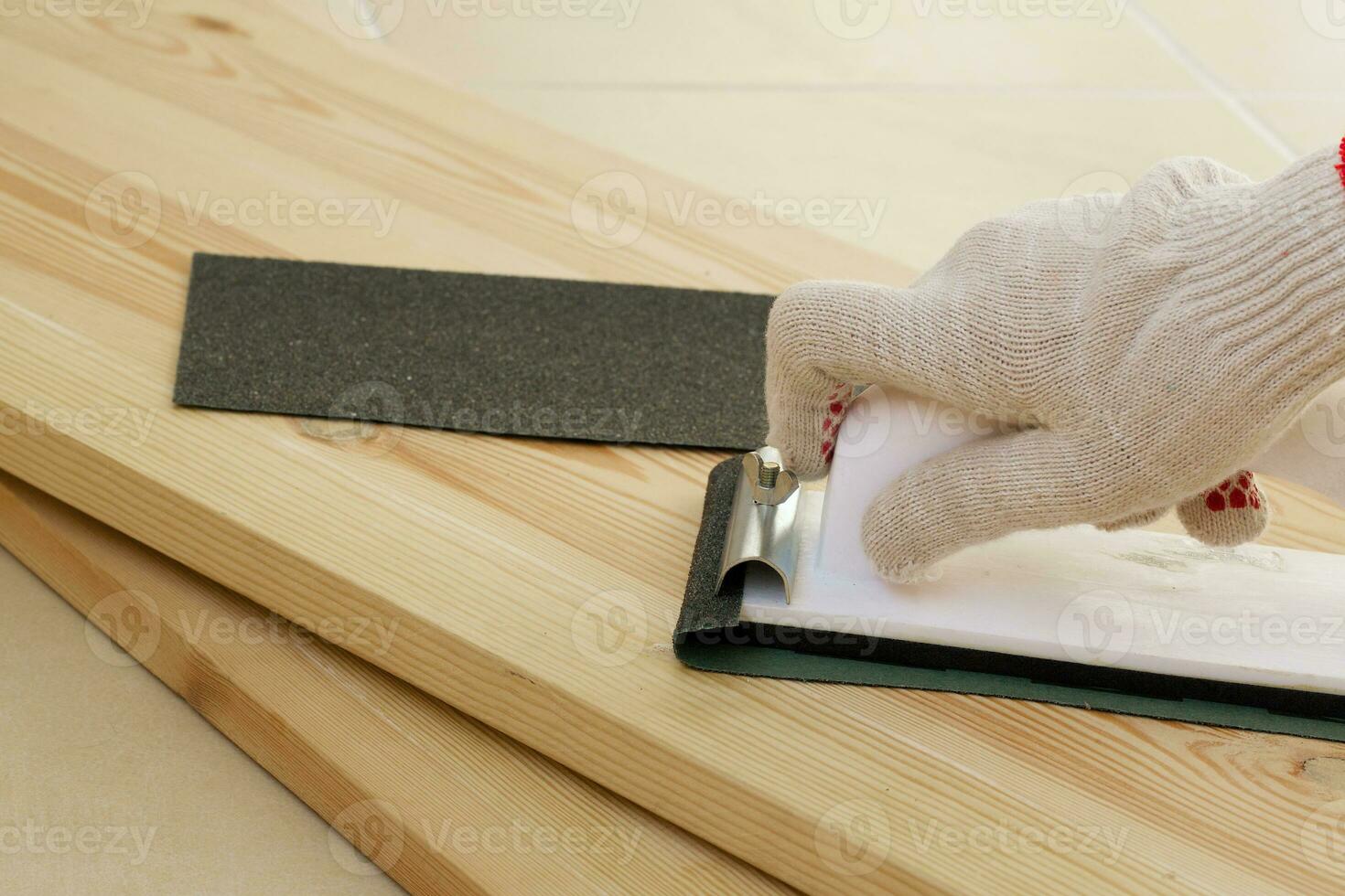 werkwijze van polijsten de hout voordat schilderen. detailopname foto