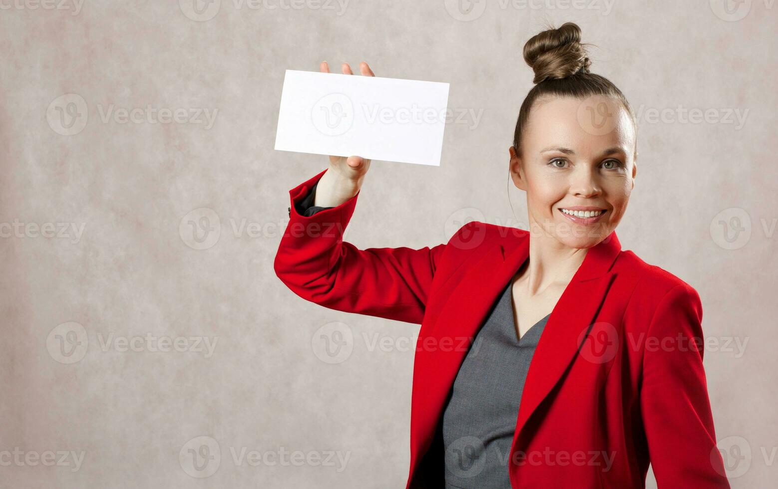 jong Kaukasisch dame houdt een envelop. detailopname foto