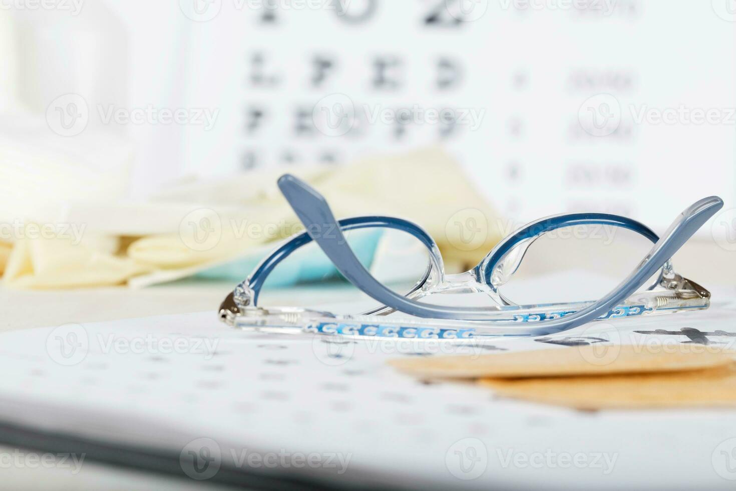 bril voor kinderen Aan een oog tabel dichtbij naar oog kussentjes. foto