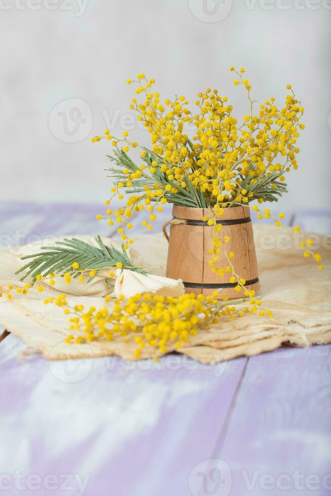 mimosa bloemen Aan een houten oppervlak. detailopname foto