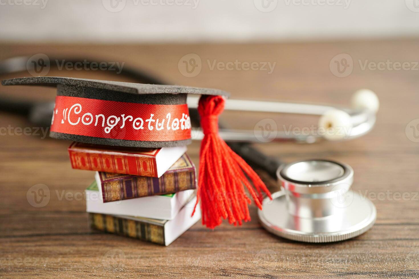 diploma uitreiking hoed Aan boek en stethoscoop met kopiëren ruimte, dokter aan het leren geneeskunde Universiteit onderwijs concept. foto