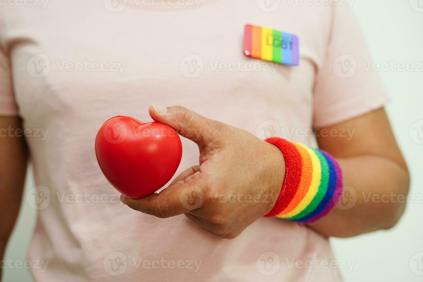 aziatische vrouw met regenboogvlag, lgbt-symboolrechten en gendergelijkheid, lgbt-trotsmaand in juni. foto