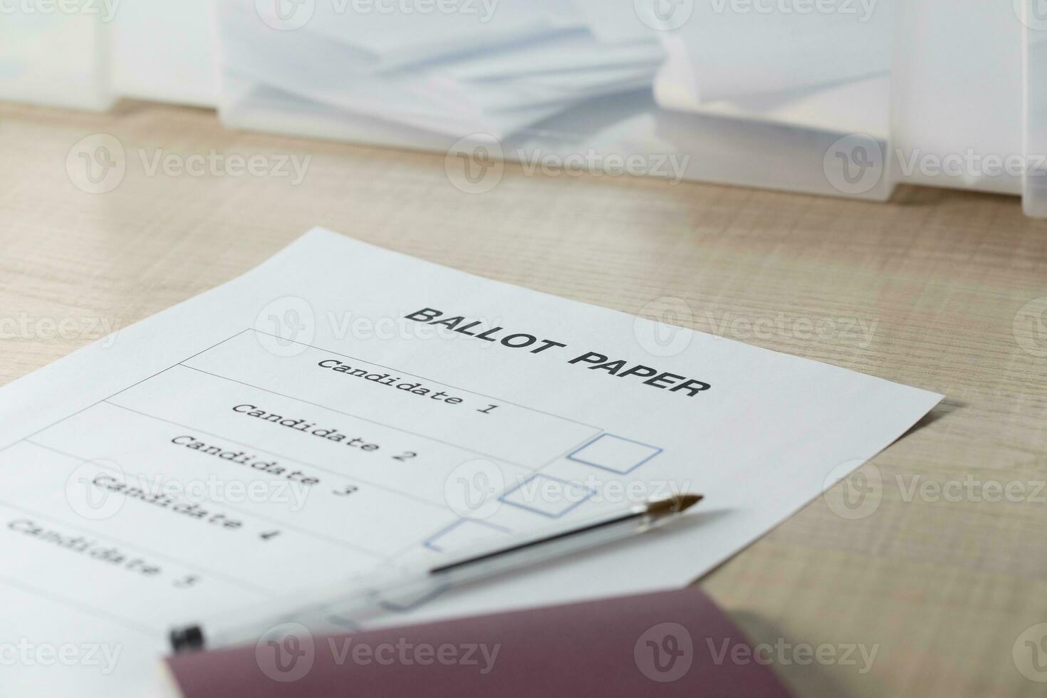 stemming papier, zwart pen, voorbij gaan aan Aan de tafel in voorkant van stemming doos. foto