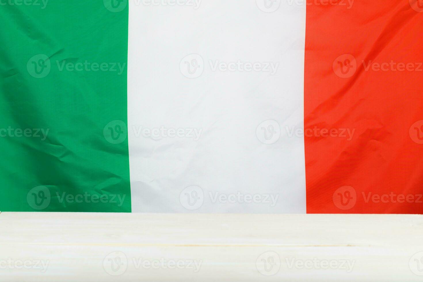 Italiaans vlag en houten paneel. foto