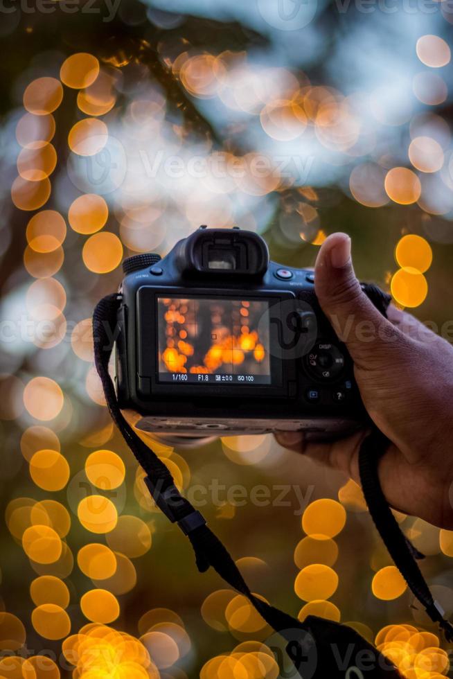 dslr camera op bokeh achtergrond zwarte dslr camera met bokeh lichten foto en camera stadslichten bokeh