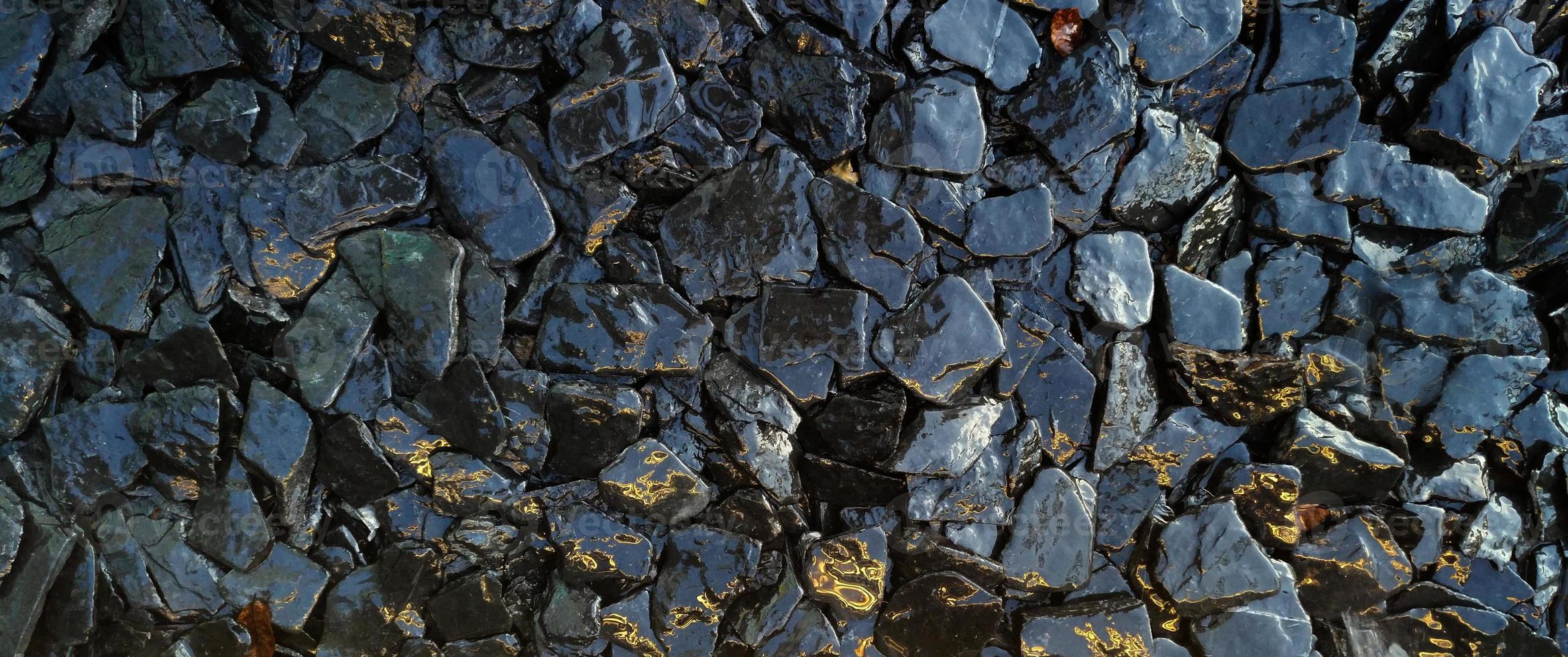de natte rotsen en steen textuur patroon achtergrond foto