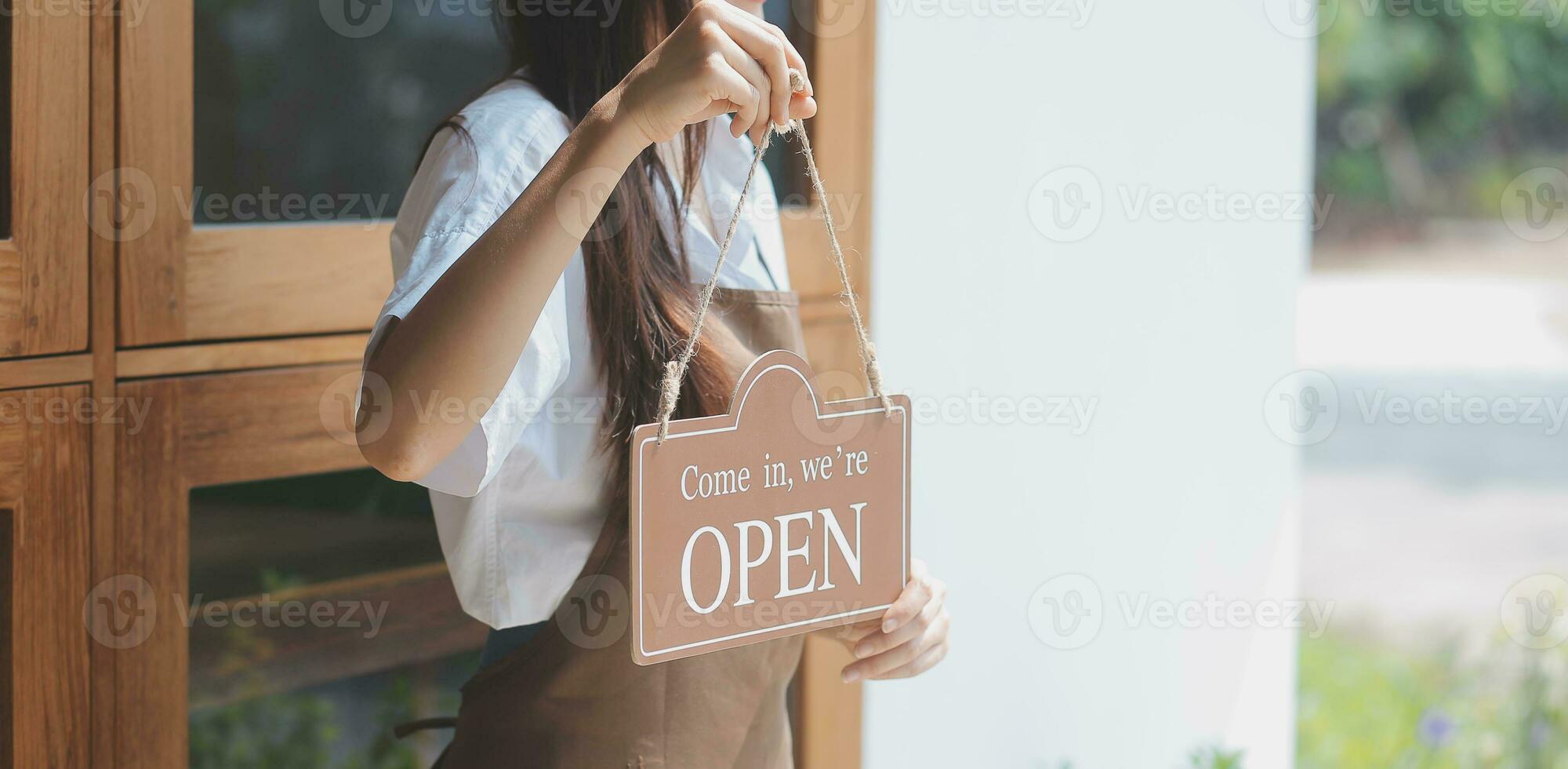 jong Aziatisch begin omhoog klein bedrijf eigenaar Open de koffie winkel en restaurant. klein bedrijf eigenaar en onderhoud verstand. foto