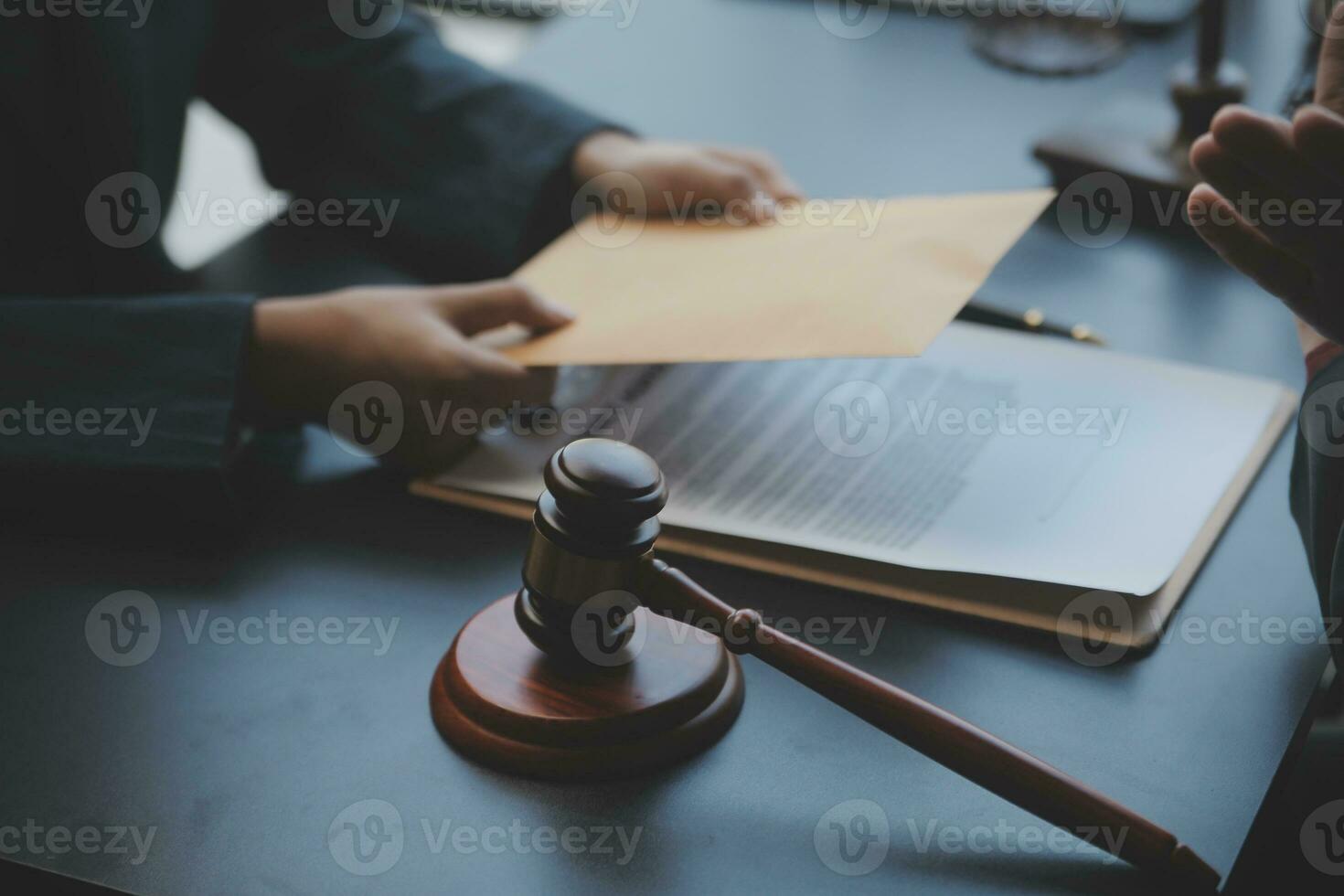 zaken en advocaten bespreken contractpapieren met koperen schaal op bureau in kantoor. wet, juridische diensten, advies, rechtvaardigheid en wet concept foto met film grain effect