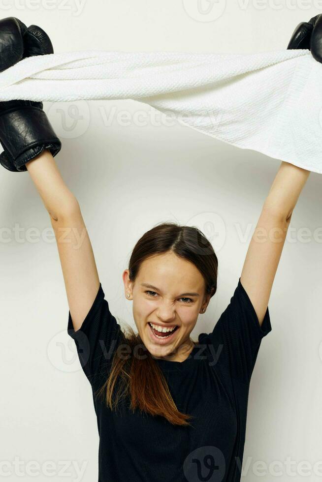 atletisch vrouw in zwart sport- uniform boksen handschoenen handdoek geschiktheid opleiding foto