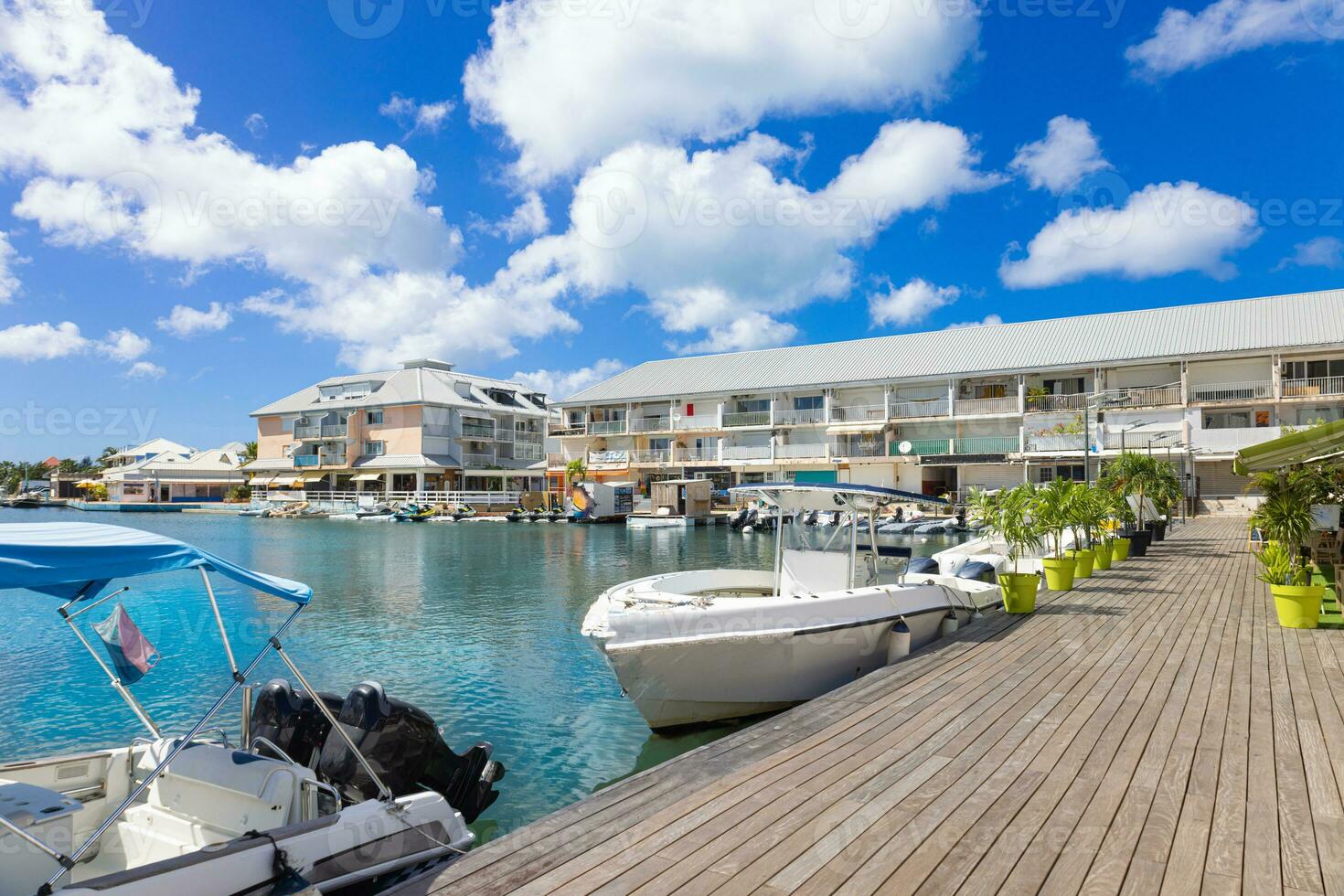 heilige Martin, margot waterkant jachthaven met jachten, restaurants en water sport werkzaamheid foto