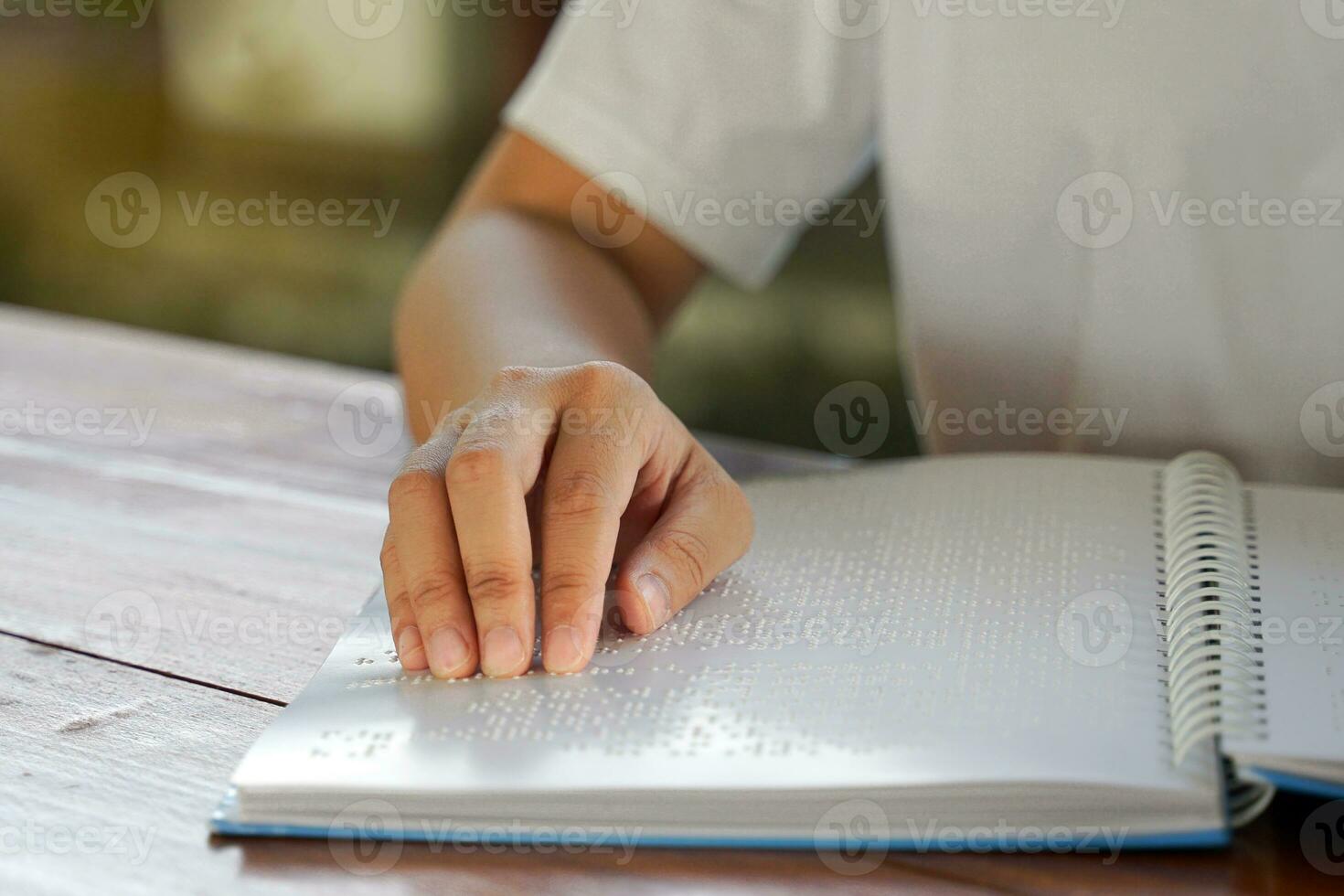 visueel verminderd persoon leest met zijn vingers een boek geschreven in braille het is geschreven voor die wie zijn visueel verminderd of Blind. het is een speciaal code gegenereerd van 6 dots in de doos. foto