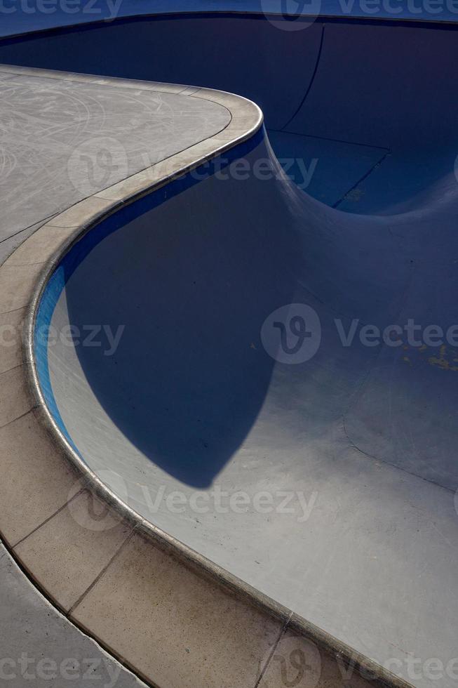 blauw skateboardpark op straat foto