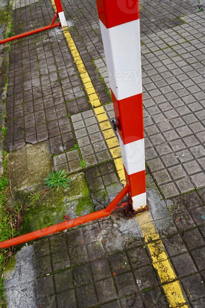 oude sportuitrusting voor straatvoetbal foto