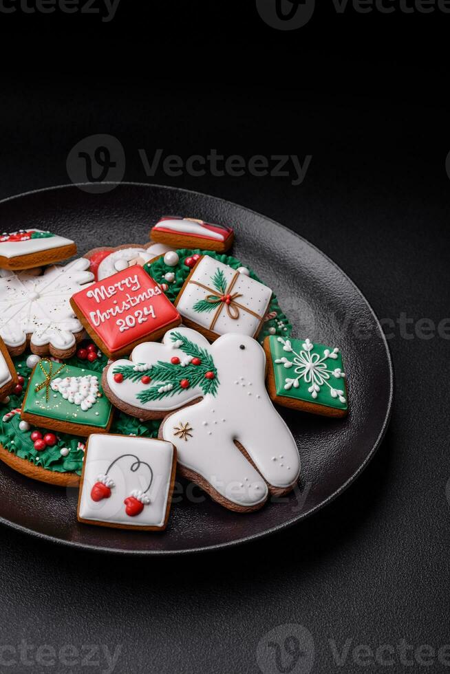 heerlijk vers kleurrijk Kerstmis of nieuw jaar peperkoek koekjes foto