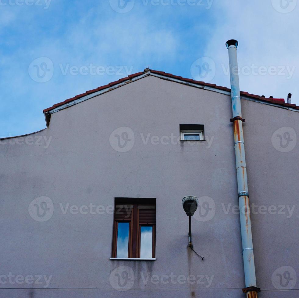 raam op de gevel van het huis foto