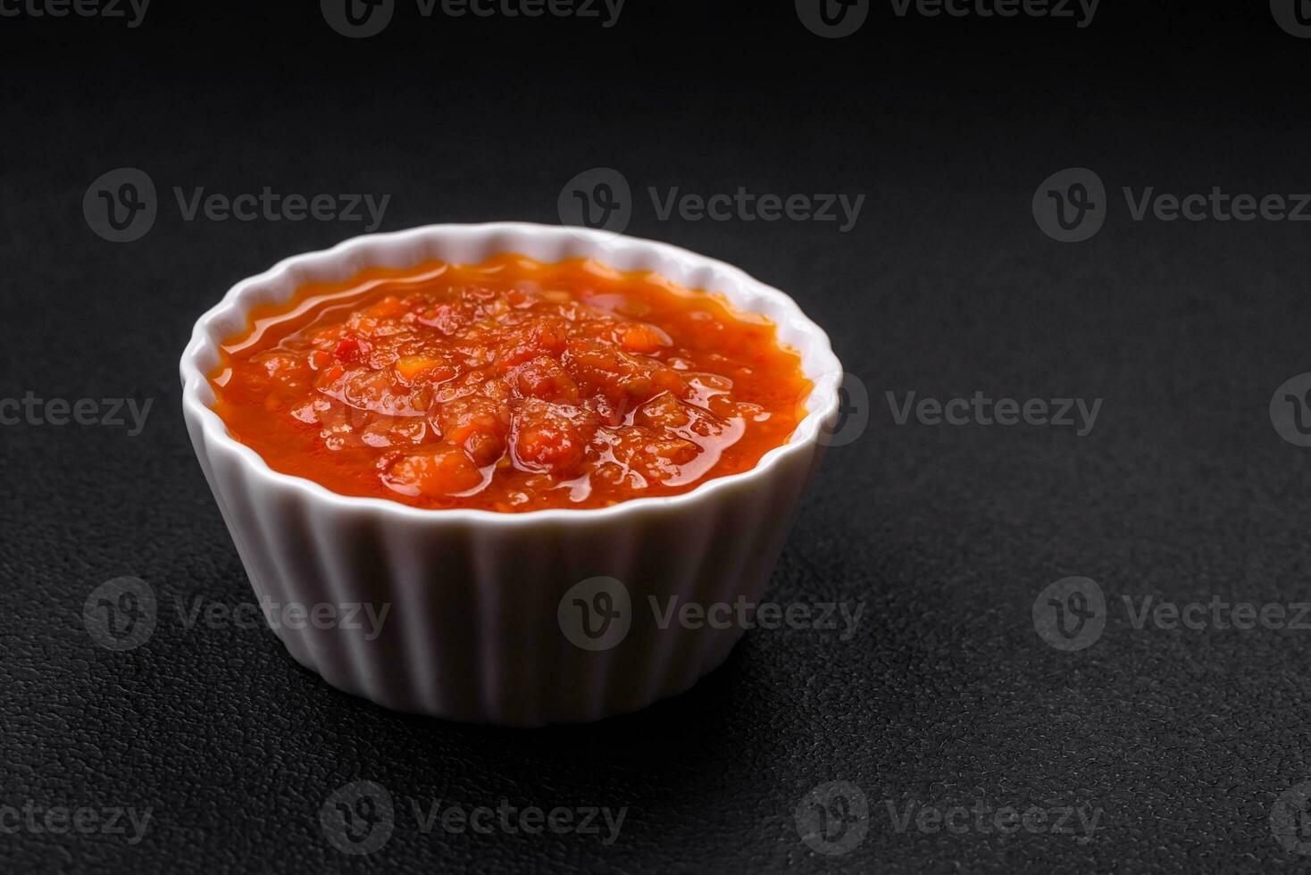 heerlijk pittig tomaat saus met peper, knoflook, zout, specerijen en kruiden foto