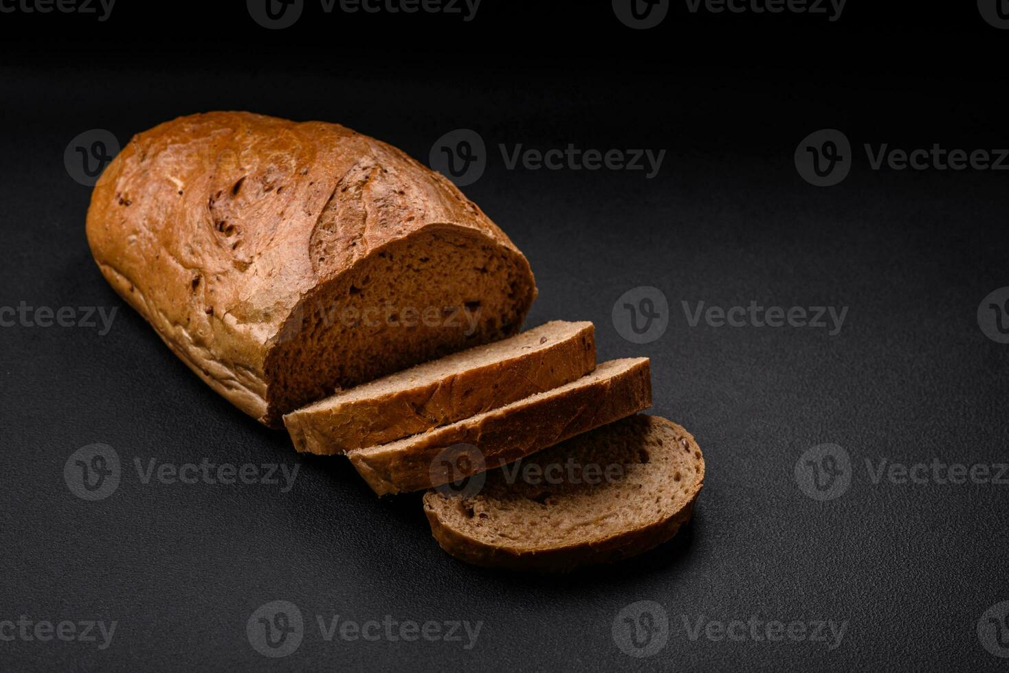 heerlijk vers krokant brood van wit brood met granen en zaden foto