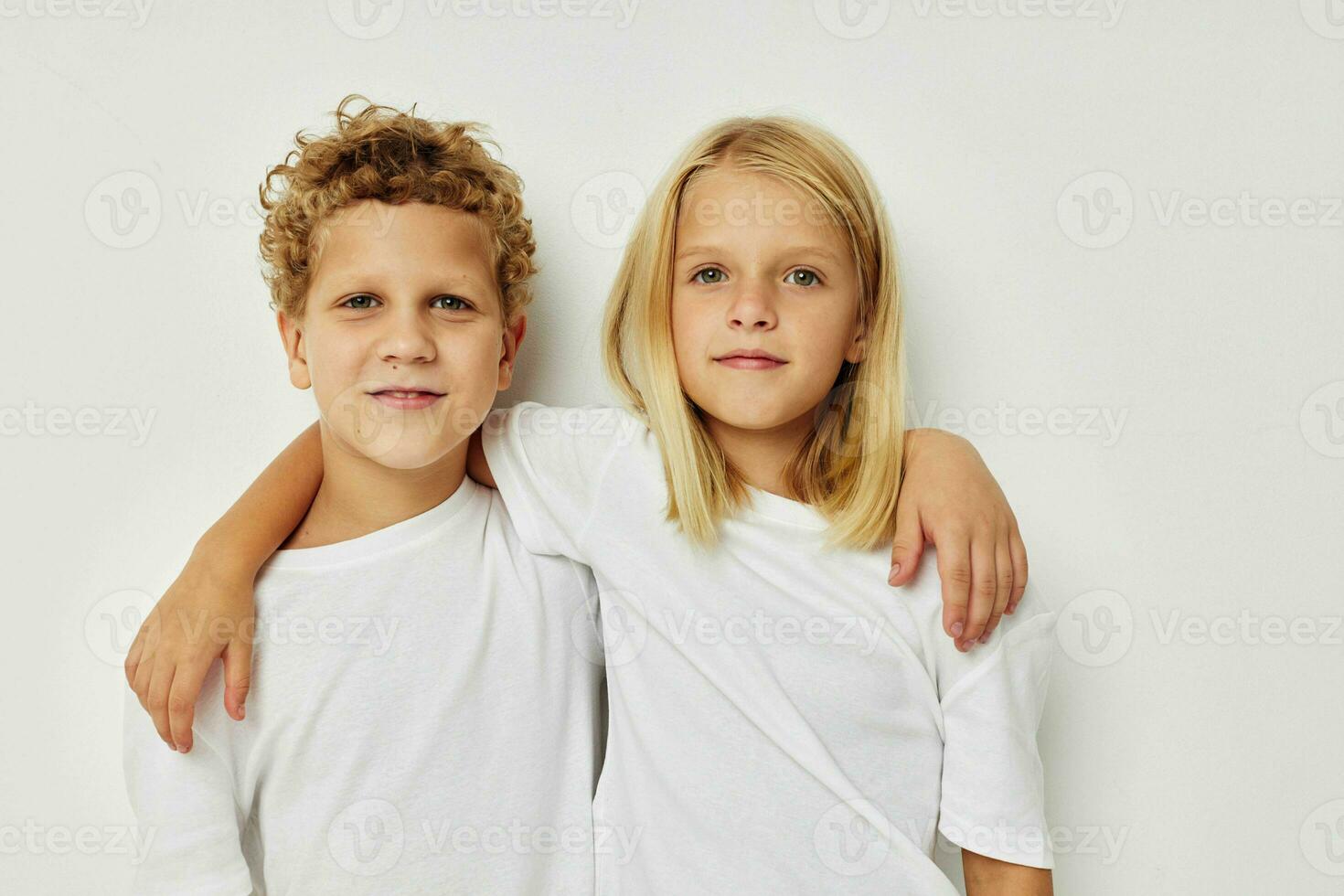 jongen en meisje vriendschap poseren samen kinderjaren ongewijzigd foto