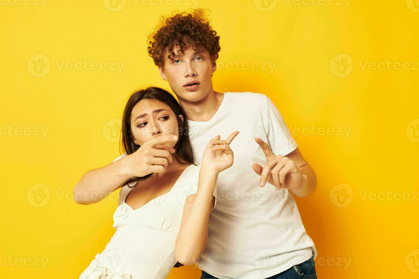 schattig jong paar staand kant door kant in wit t-shirts poseren levensstijl ongewijzigd foto