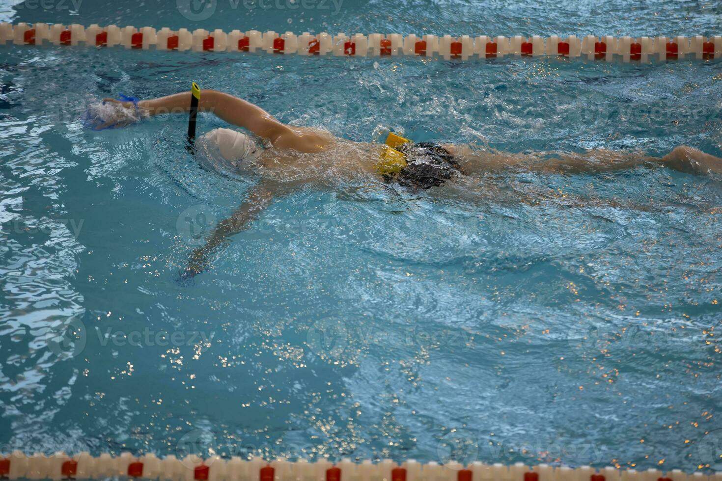 kind atleet zwemt in de zwembad. zwemmen sectie. foto