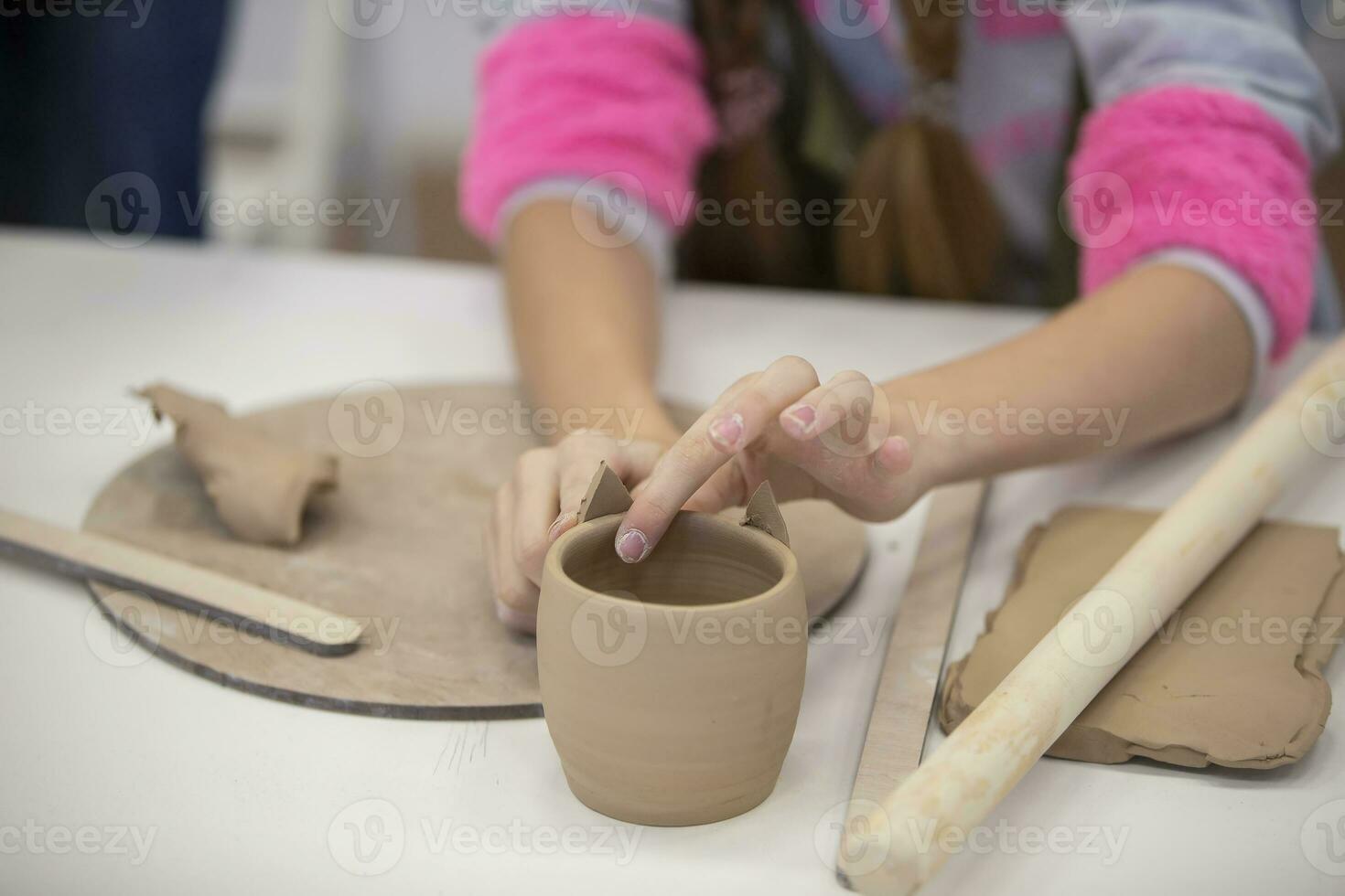 klei modellering werkplaats. handen maken een aardewerk beker. foto