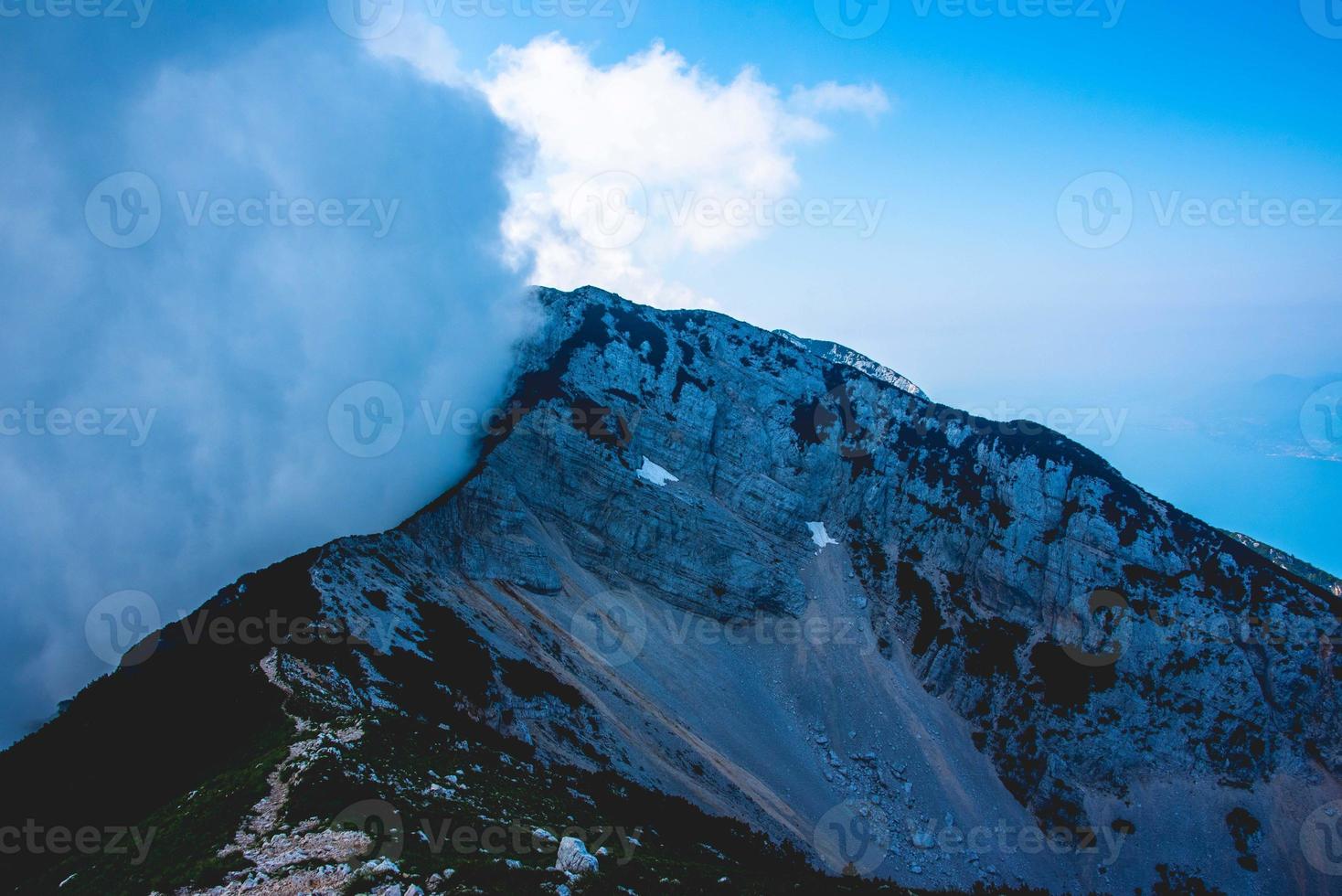 bergtop in de wolken foto