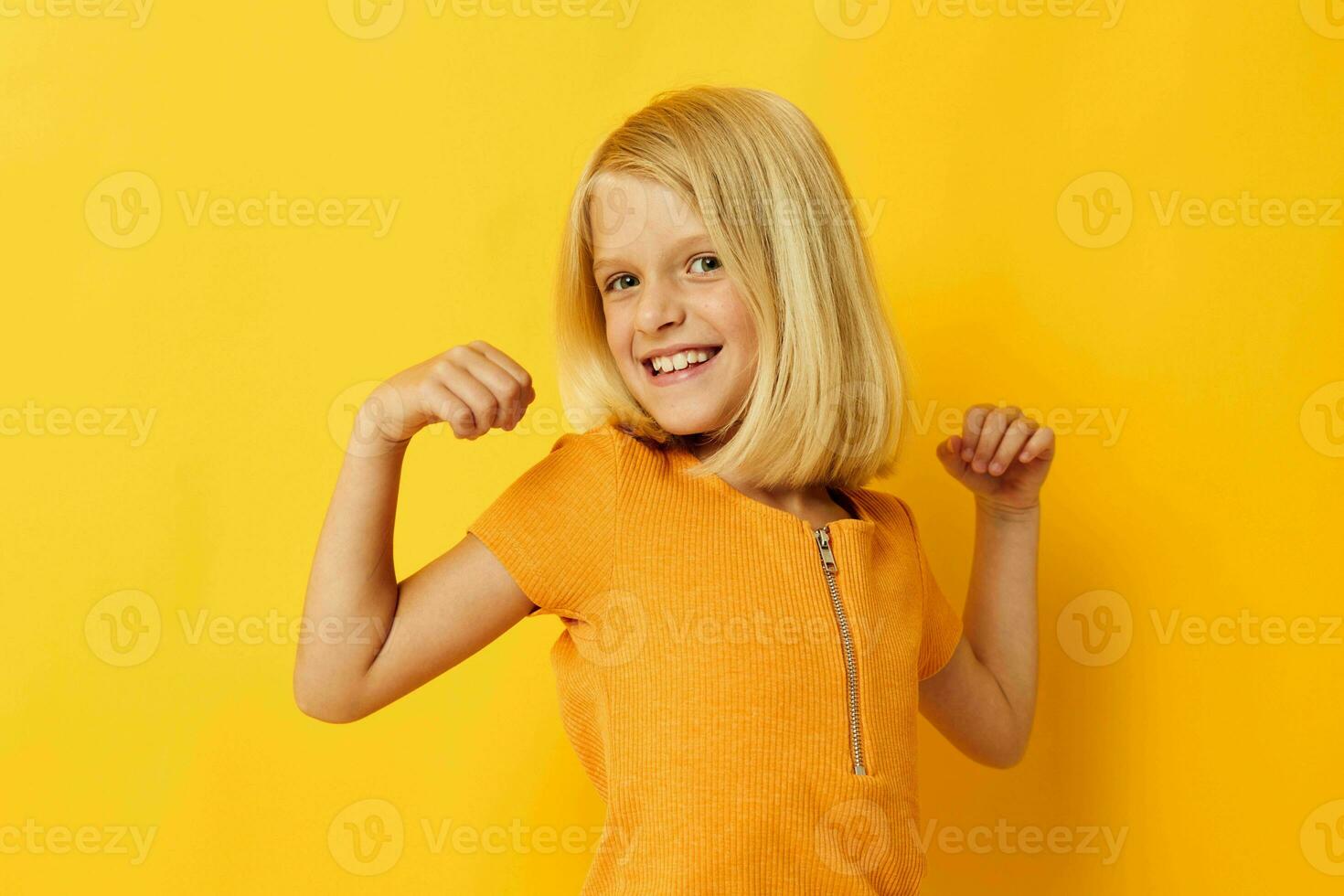 weinig meisje in een geel t-shirt glimlach poseren studio kinderjaren levensstijl ongewijzigd foto