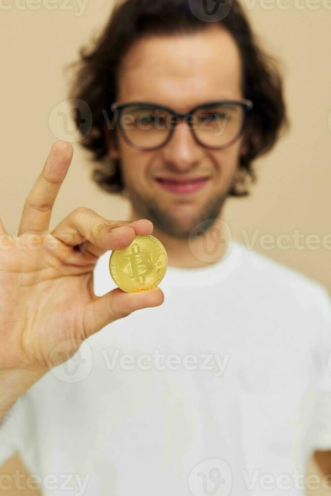 aantrekkelijk Mens met bril goud bitcoin in handen levensstijl ongewijzigd foto