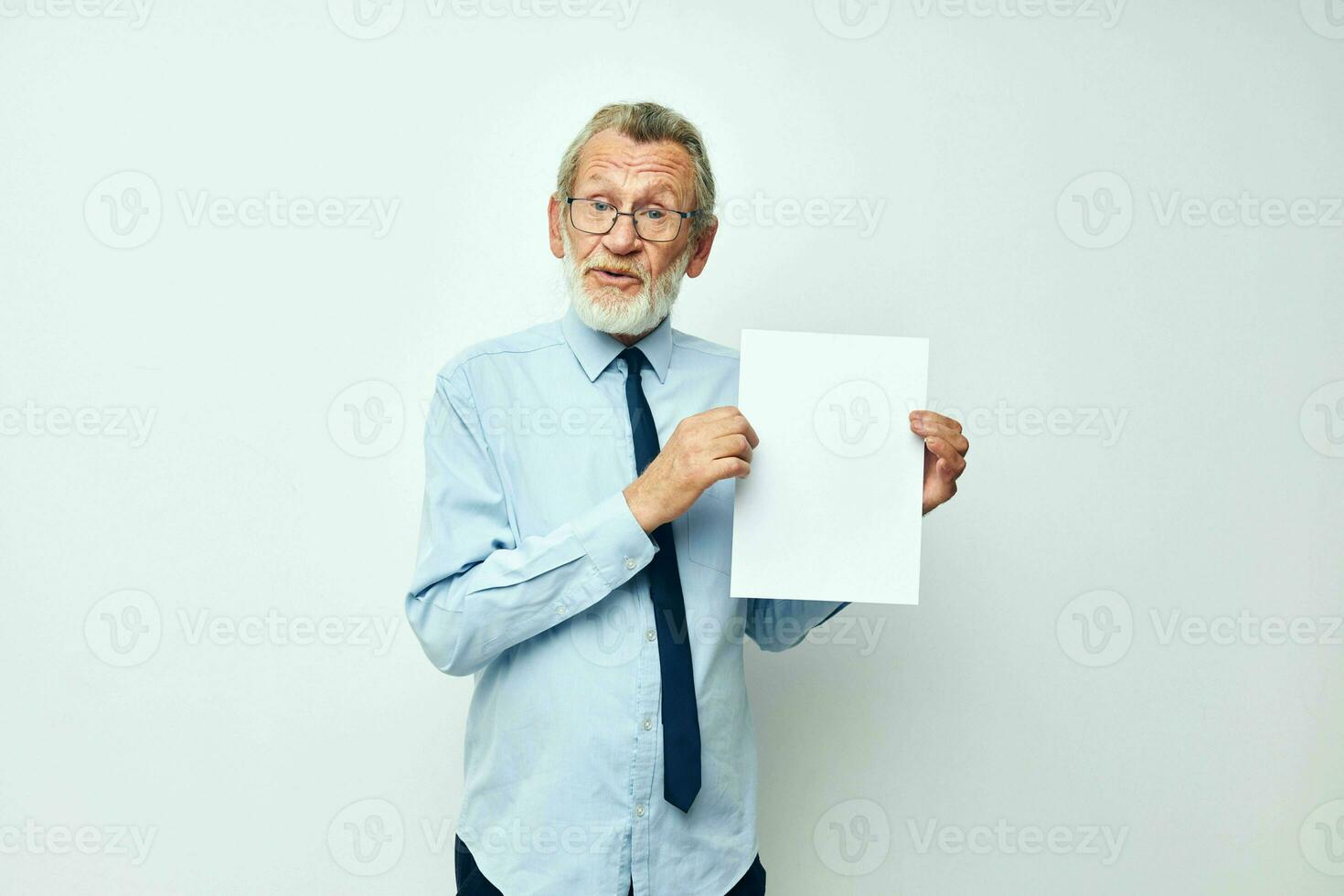 portret ouderen Mens Holding documenten met een vel van papier bijgesneden visie foto