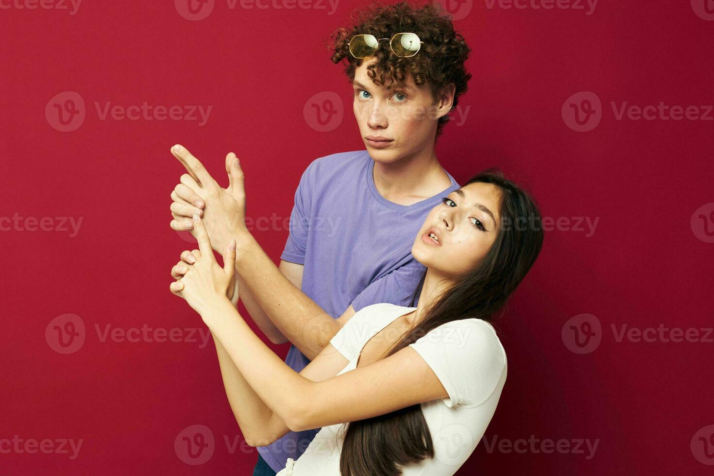 Mens en vrouw zomer stijl poseren mode emoties geïsoleerd achtergrond foto