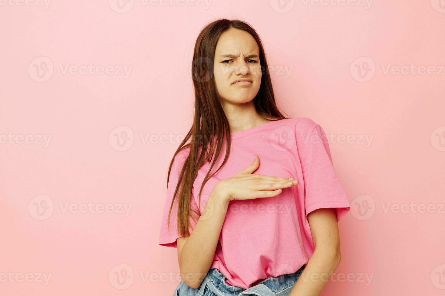 positief vrouw in een roze t-shirt gewoontjes kleren levensstijl ongewijzigd foto