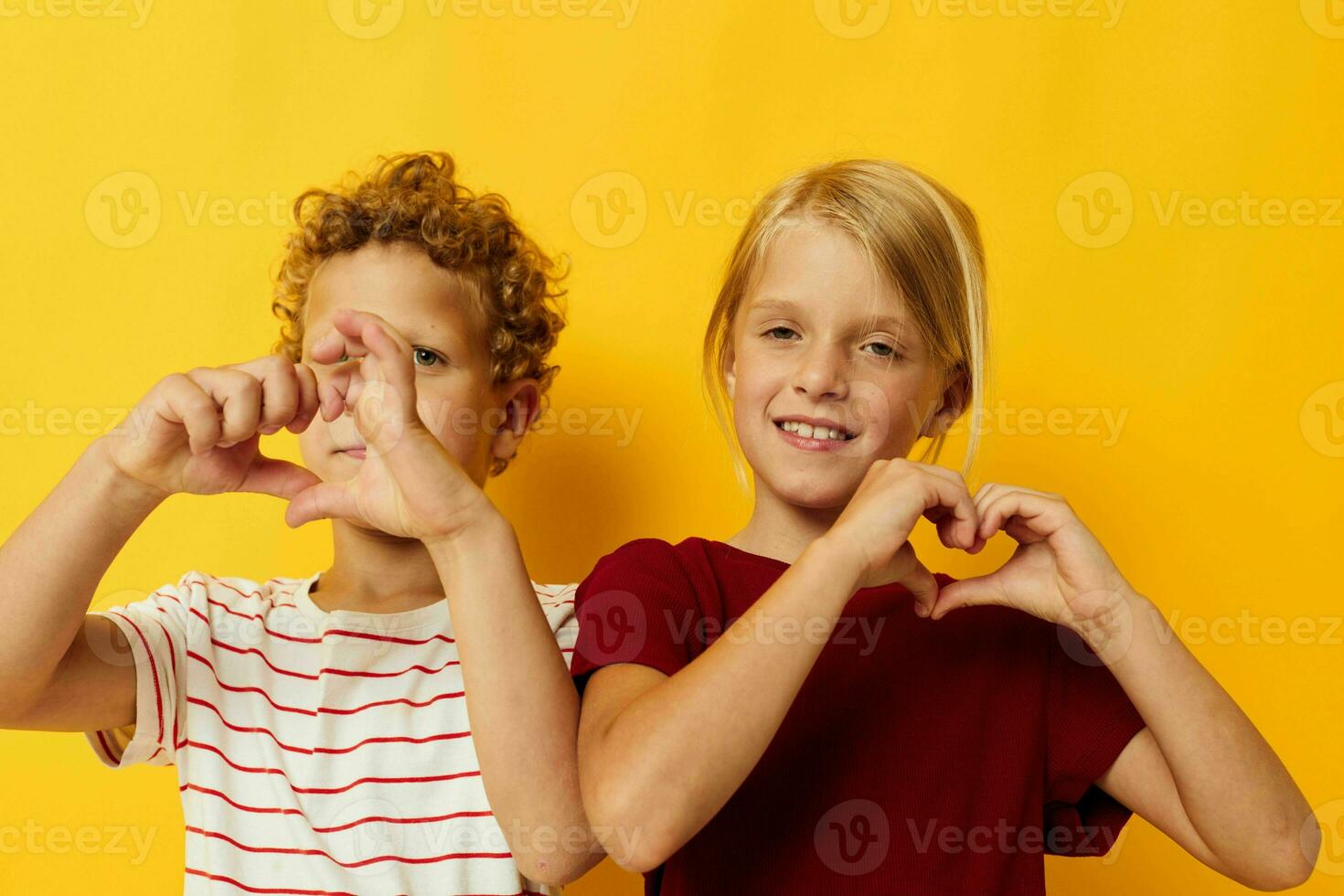 afbeelding van positief jongen en meisje gewoontjes slijtage spellen pret samen Aan gekleurde achtergrond foto