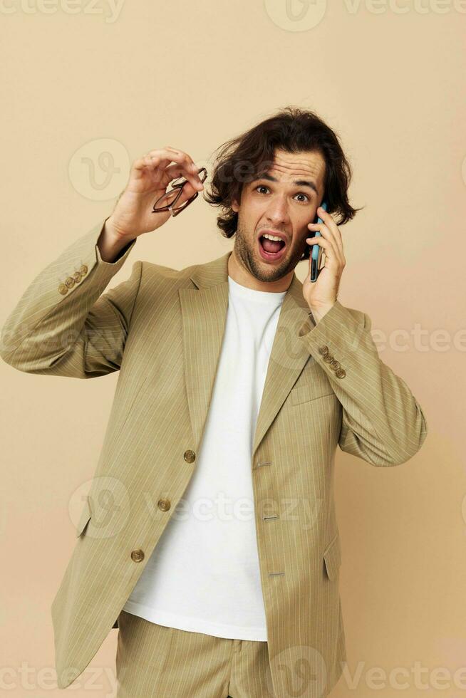 Mens in een pak poseren emoties pratend Aan de telefoon levensstijl ongewijzigd foto