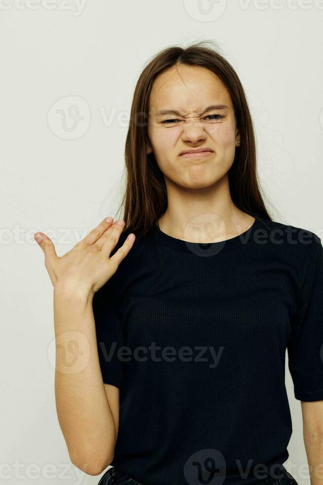 jong mooi vrouw in zwart broek en een t-shirt mode geïsoleerd achtergrond foto