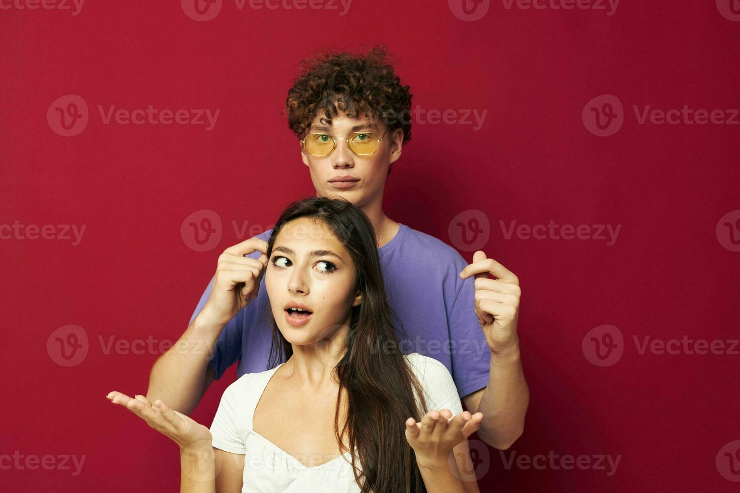 een jong paar zomer stijl poseren mode emoties jeugd stijl foto