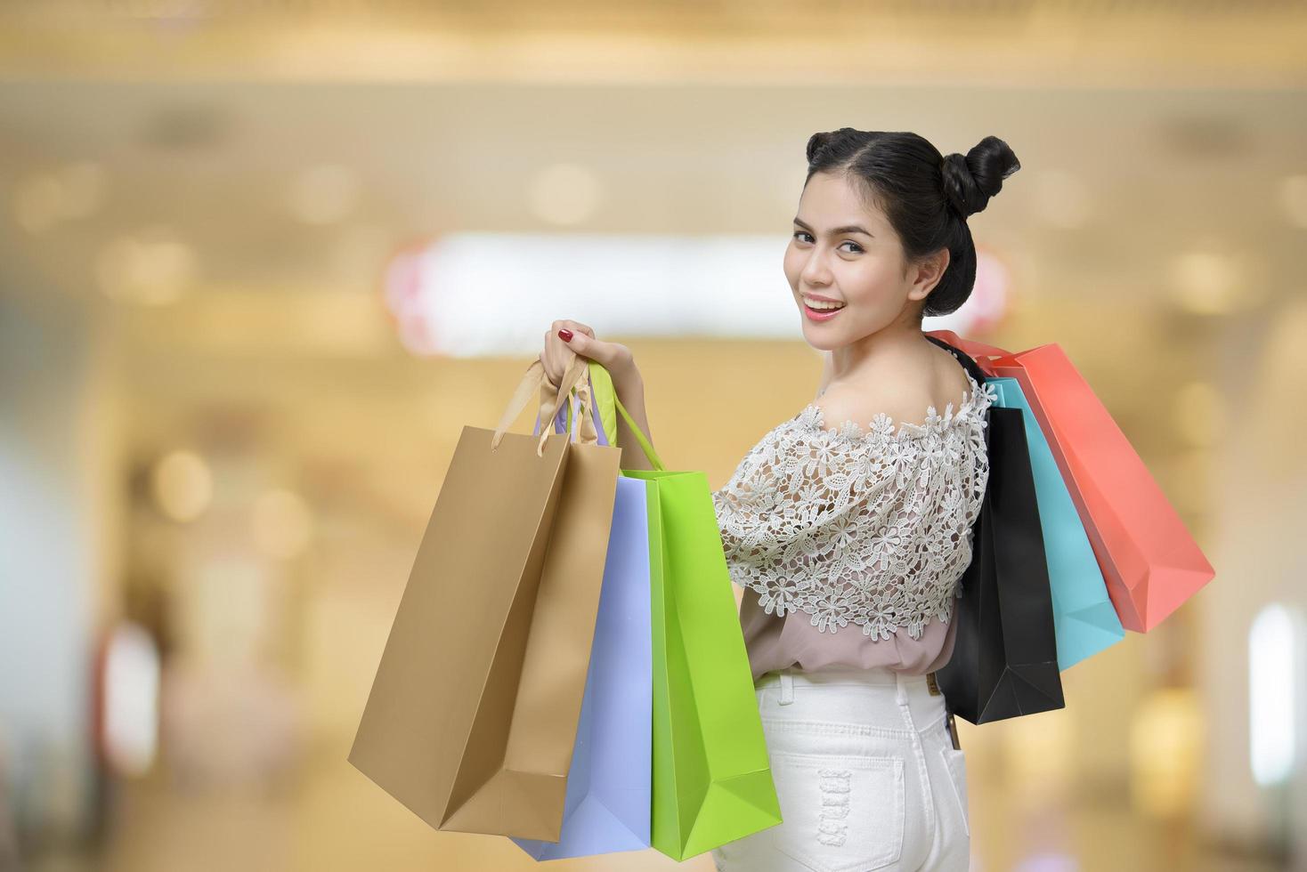 aantrekkelijke shopper vrouw met boodschappentassen foto