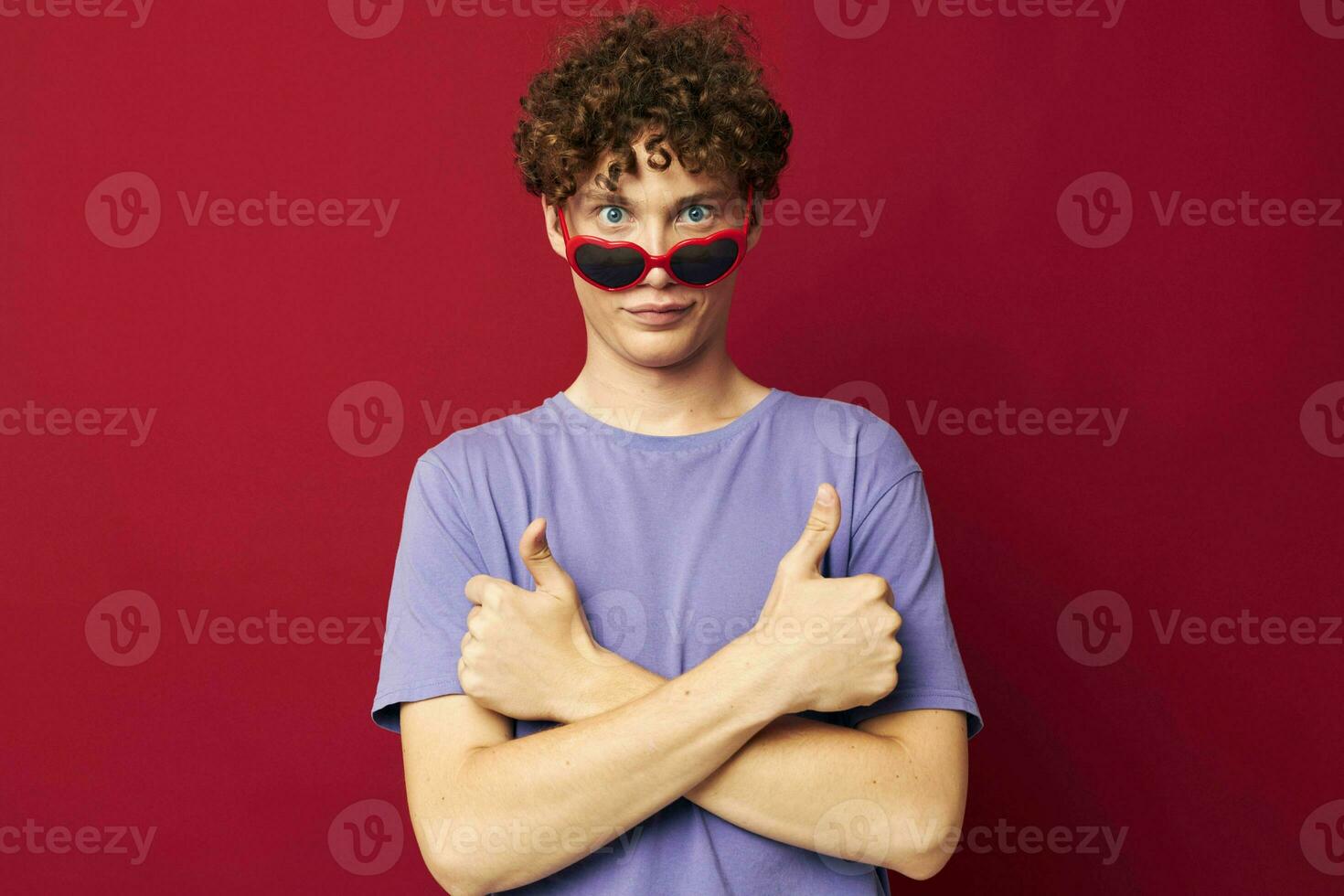 portret van een jong gekruld Mens vent in een Purper t-shirt met zonnebril poseren jeugd stijl foto