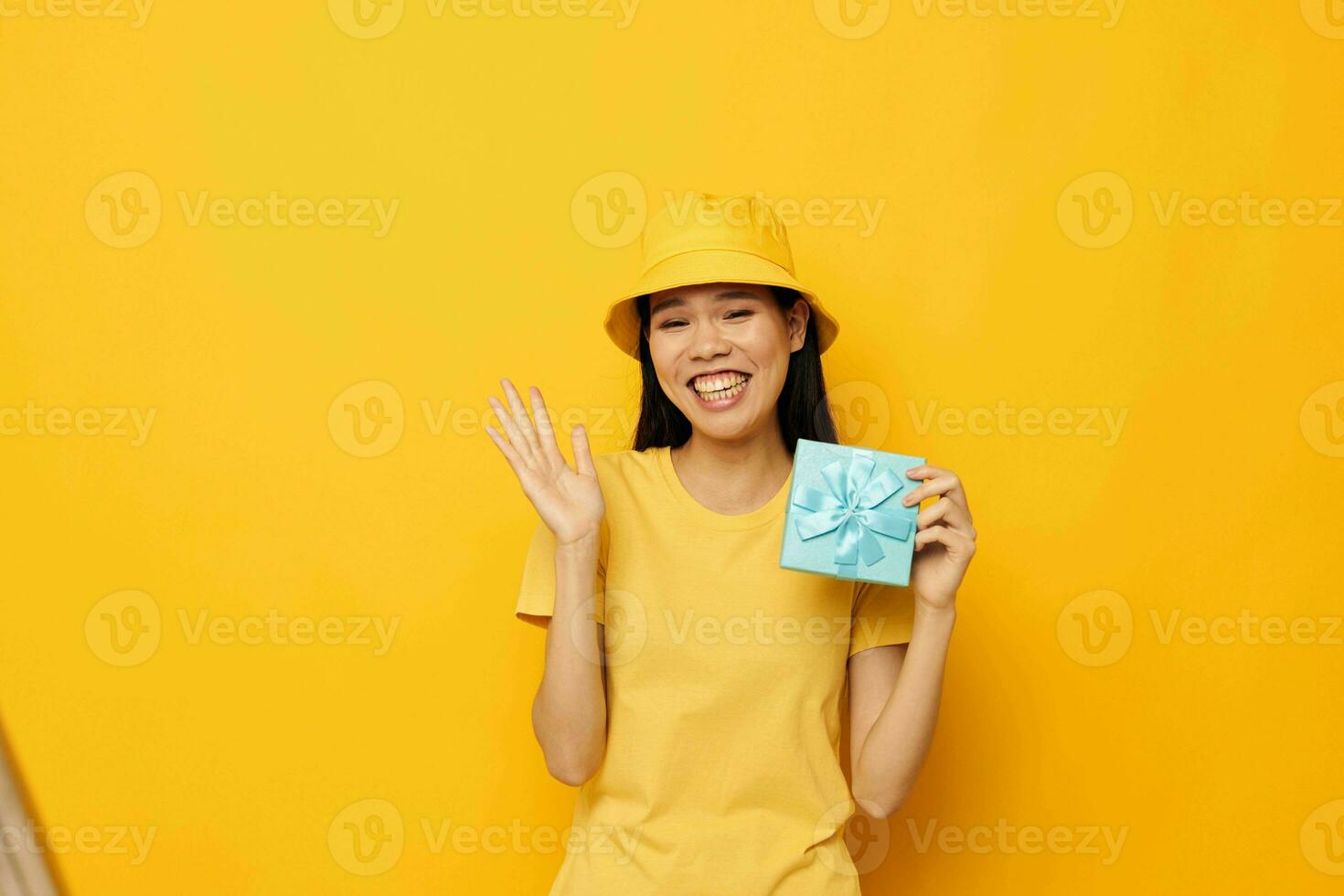 charmant jong Aziatisch vrouw blauw geschenk doos vakantie verjaardag levensstijl ongewijzigd foto