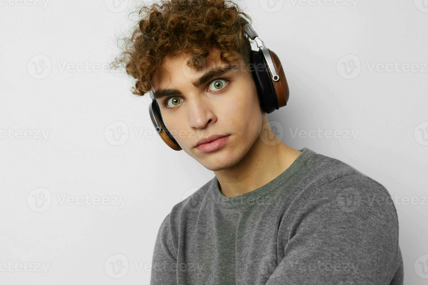 elegant vent luisteren naar muziek- in hoofdtelefoons emoties licht achtergrond foto