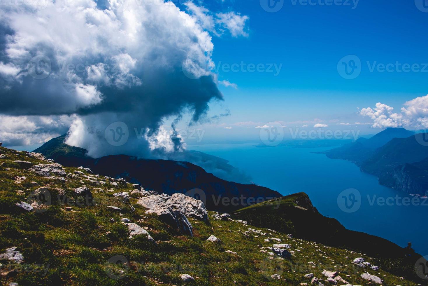 meer en wolken foto