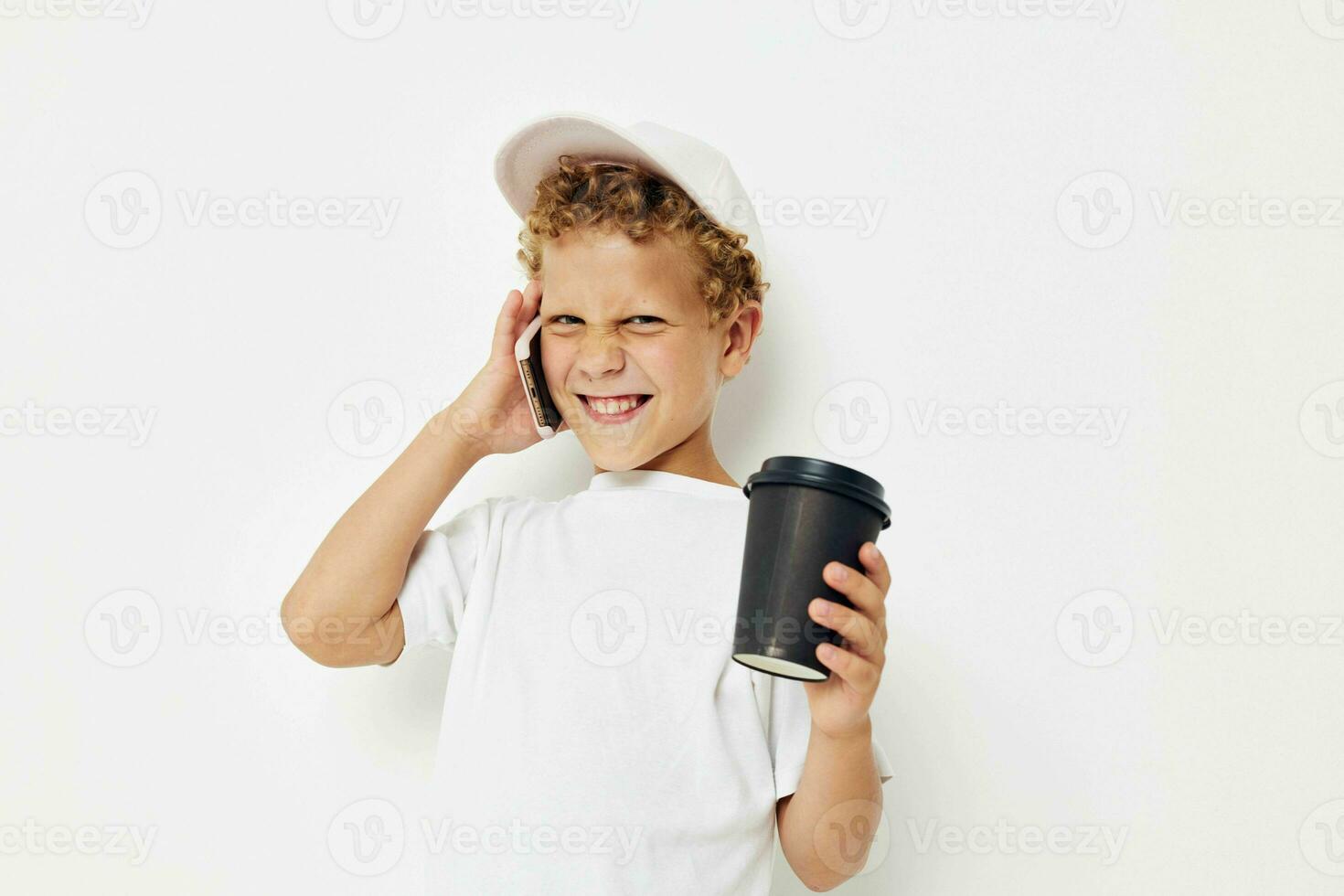 weinig jongen wat soort van drinken is de telefoon in hand- communicatie levensstijl ongewijzigd foto