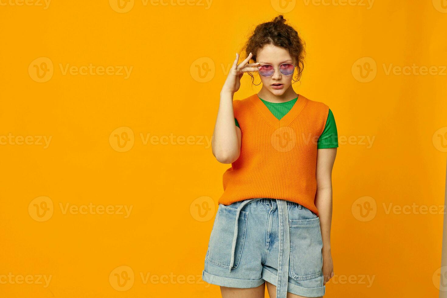 mooi vrouw oranje sweatshirts zonnebril veelkleurig bril levering geel achtergrond ongewijzigd foto