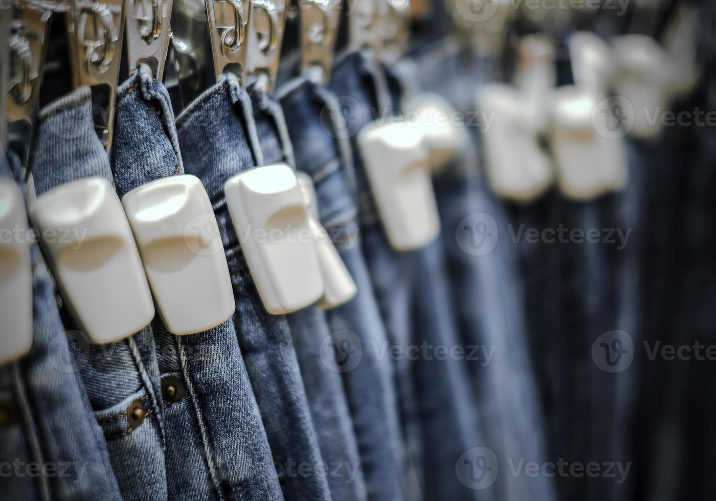 rfid harde tag op spijkerbroek broek in winkel foto