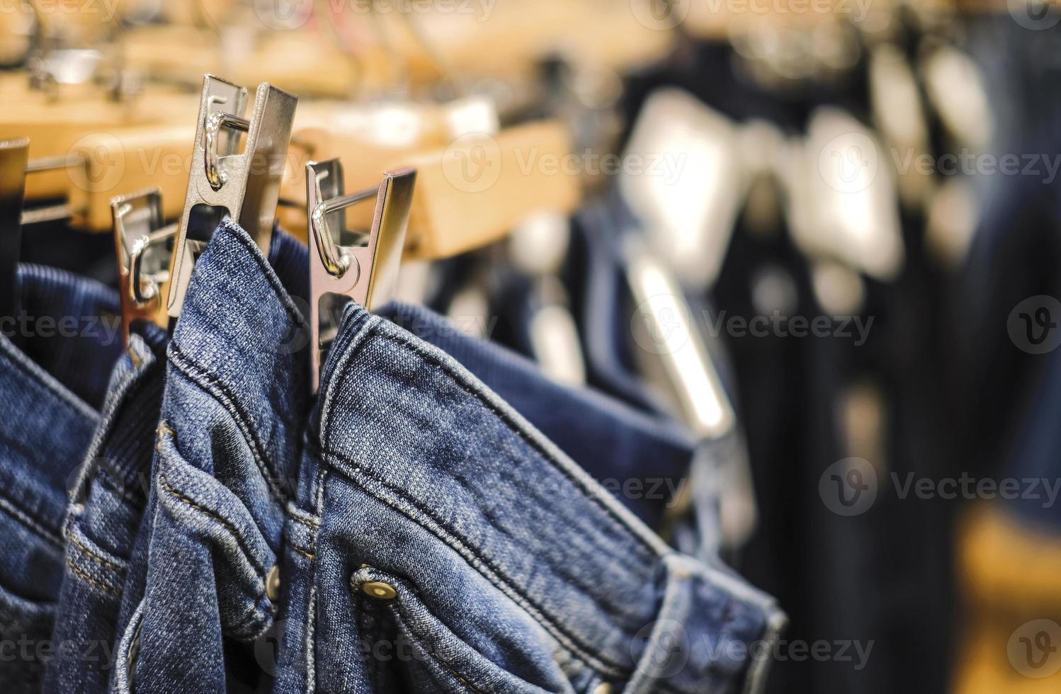 rij van opgehangen spijkerbroek broek in winkel foto