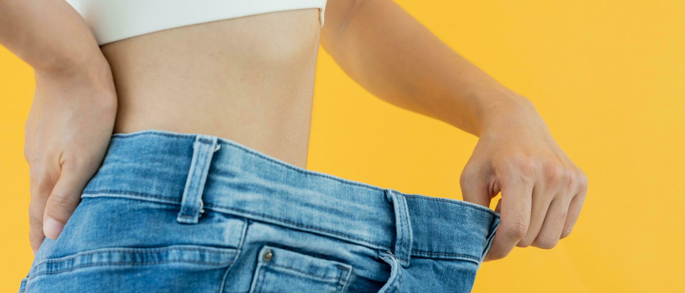 Dames tonen resultaten van eetpatroon. mooi vorm geven aan. vrouw hebben een verminderd taille grootte na onder gaan een gewicht verlies corse. kan niet slijtage jeans ten gevolge naar gewicht verlies. evenwicht, controle, routines, oefening. foto