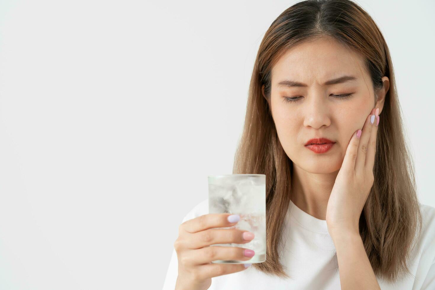 Aziatisch vrouw voelen gevoelig tanden na drinken koud, vrouw lijden tand, verval problemen, tandheelkundig zorg, tand extractie, verval probleem, slecht adem, tandvlees recessie, mondeling hygiëne instructie foto