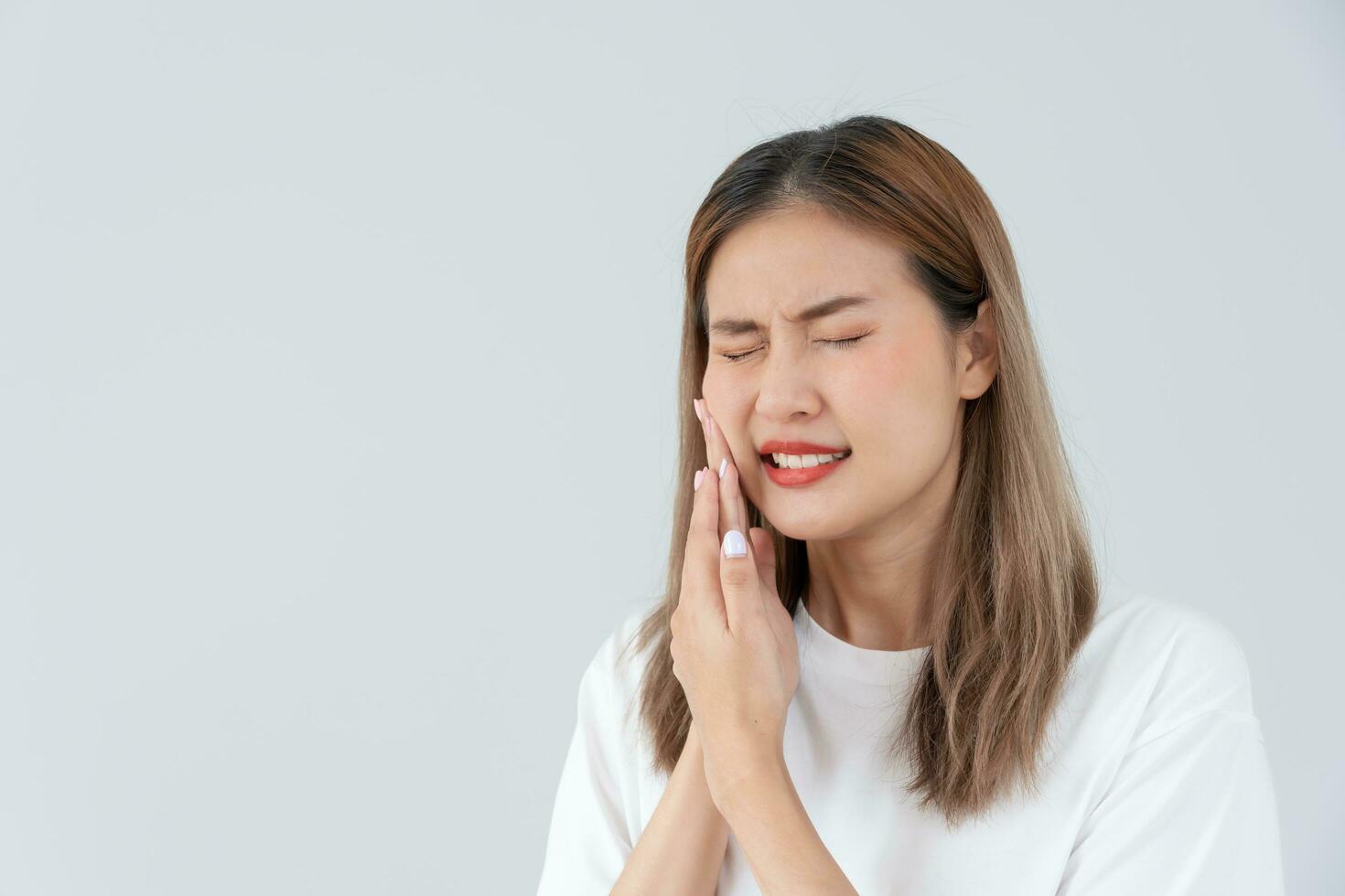 Aziatisch vrouw voelen kiespijn van gingivitis, vrouw lijden tand, verval problemen, tandheelkundig zorg. gevoelig tand, verval probleem, slecht adem, tandvlees recessie, mondeling hygiëne instructie, tand extractie foto